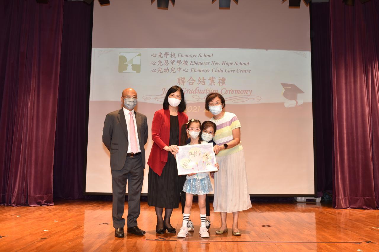 心光幼兒中心學生致送紀念畫作給主禮嘉賓， 與林棣權主席及陳鳳麟署理校監合照