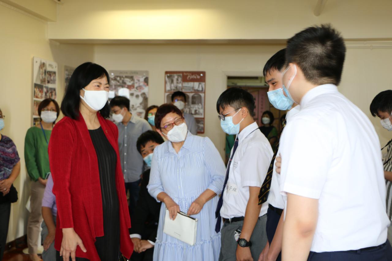 李美嫦女士於典禮前與學生交流