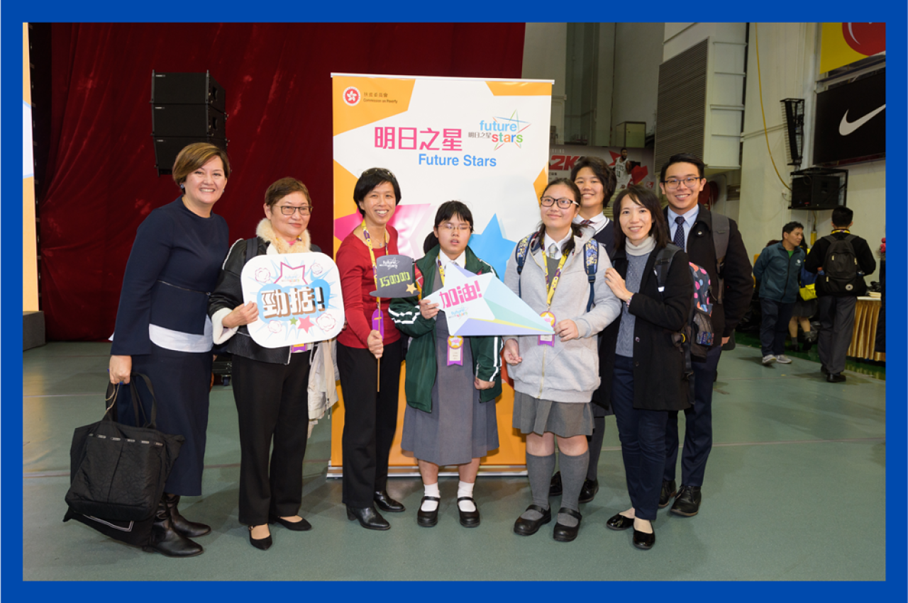 前香港羽毛球代表隊成員及香港賽馬會 見習騎師訓練學校校長陳念慈與獲獎生合照 