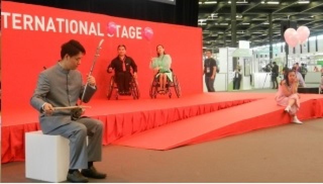 我在舞台上演奏二胡，藉此推廣中樂文化