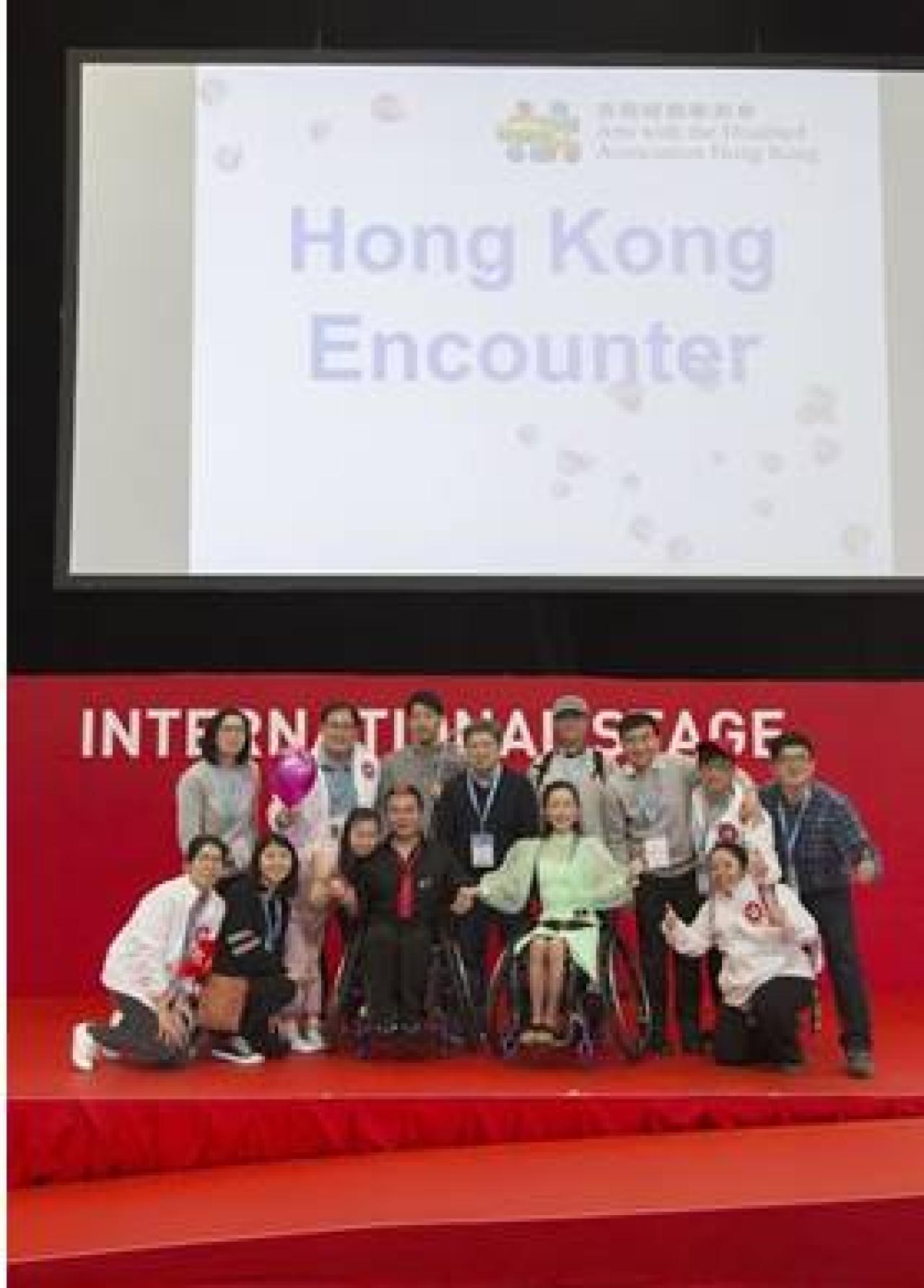 香港代表團名譽團長周一嶽醫生(後左二)到場支持團員