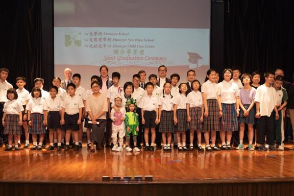  教育局副局長蔡若蓮博士與眾嘉賓及表演學生 