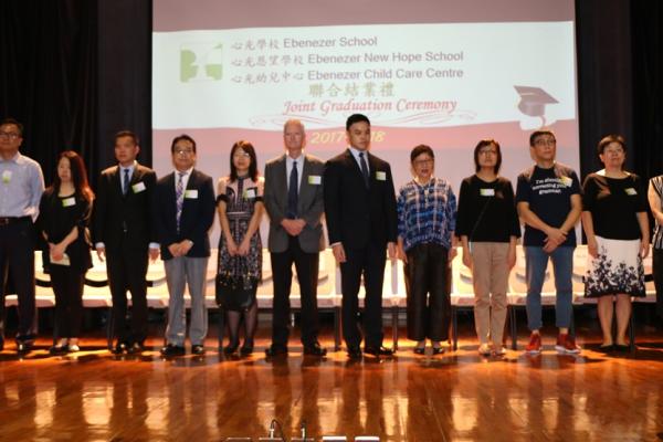  教育局高級發展主任劉佩儀女士頒發獎學金