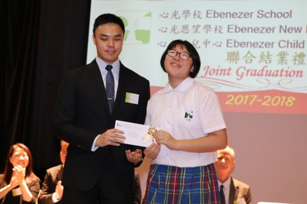  主禮嘉賓大律師袁睿澄校友頒獎予余安琳 