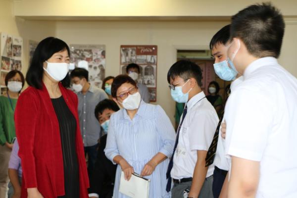  李美嫦女士於典禮前與學生交流