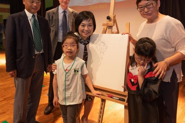 天才小畫家黃莉雯即場繪畫 獲蔡博士及董事會成員讚賞 