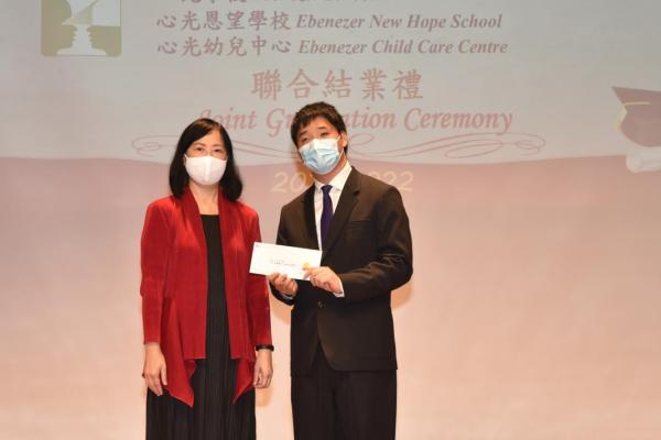 李美嫦女士頒發「傑出成就獎」予 校友楊恩華