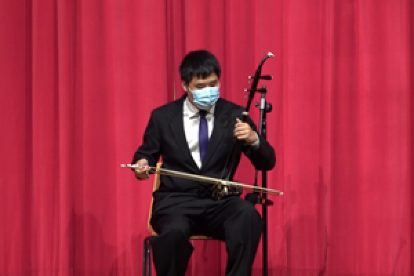 重溫楊恩華於畢業禮上演奏《戰馬奔騰》 